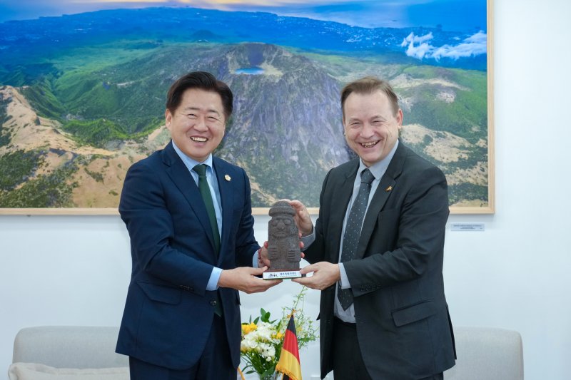 [제주=뉴시스] 오영훈(왼쪽) 제주지사와 게오르크 빌프리드 슈미트 주한 독일대사가 14일 제주도청에서 면담을 가진 뒤 기념 촬영을 하고 있다. (사진=제주도 제공) 2025.03.14. photo@newsis.com *재판매 및 DB 금지