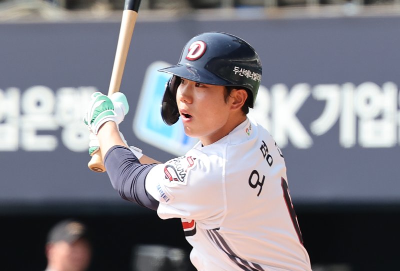 [서울=뉴시스] 김금보 기자 = 14일 오후 서울 송파구 잠실야구장에서 열린 2025 프로야구 두산 베어스와 KIA 타이거즈의 시범경기, 4회말 무사 1,3루 두산 오명진이 1타점 동점 1루타를 치고 있다. 2025.03.14. kgb@newsis.com
