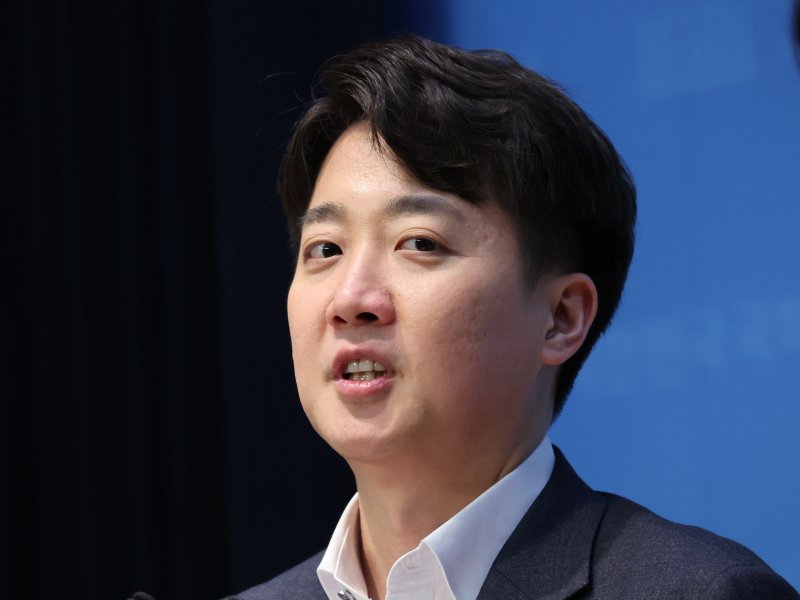 [서울=뉴시스] 조성우 기자 = 이준석 개혁신당 의원이 11일 오후 서울 여의도 국회 소통관에서 고위공직자범죄수사처(공수처) 설치 및 운영에 관한 법률 폐지안 발의 기자회견을 하고 있다. 2025.03.11. xconfind@newsis.com