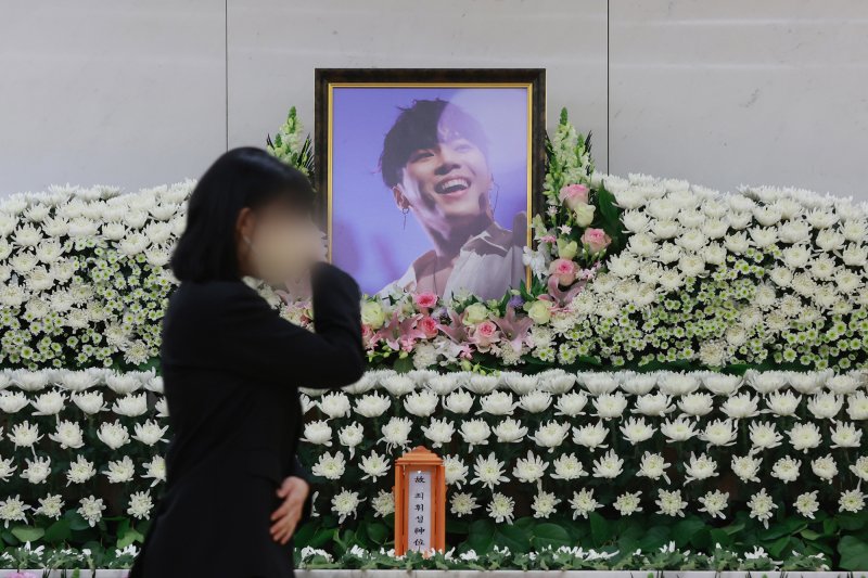 故 휘성의 빈소가 14일 서울 강남구 삼성서울병원 장례식장에 마련된 가운데 한 조문객이 고인과의 마지막 인사를 나누며 눈물을 훔치고 있다. ⓒ News1 사진공동취재단