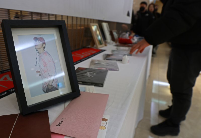 故 휘성의 빈소가 14일 서울 강남구 삼성서울병원 장례식장에 마련된 가운데 빈소 앞에는 고인을 추모하는 사진과 앨범, 편지 등이 놓여 있다. ⓒ News1 사진공동취재단