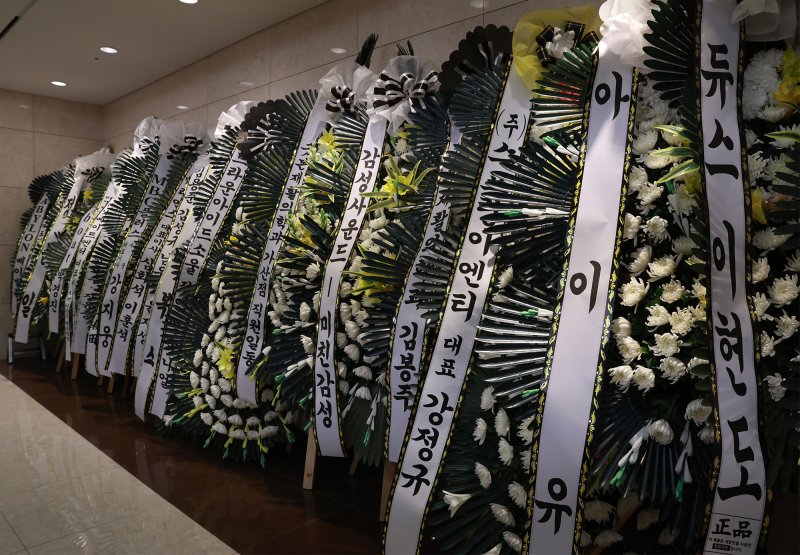 갑작스럽게 세상을 떠난 故 휘성의 빈소가 14일 서울 강남구 삼성서울병원 장례식장에 마련됐다. 빈소 앞에는 고인을 애도하는 동료들의 조화로 가득하다. ⓒ News1 사진공동취재단