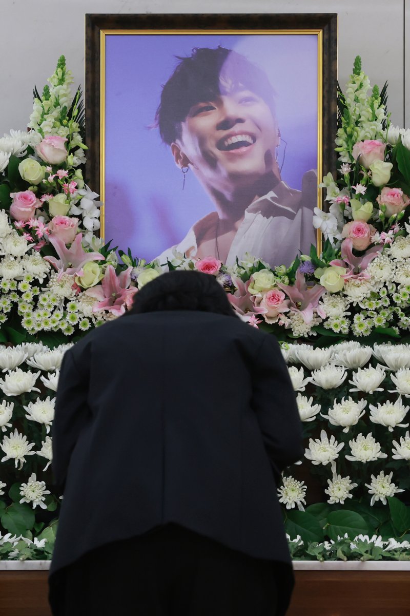 갑작스럽게 세상을 떠난 故 휘성의 빈소가 14일 서울 강남구 삼성서울병원 장례식장에 마련된 가운데 한 조문객이 고인의 마자막 가는 길을 애도하고 있다. ⓒ News1 사진공동취재단