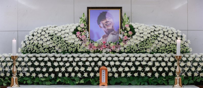 갑작스럽게 세상을 떠난 故 휘성의 빈소가 14일 서울 강남구 삼성서울병원 장례식장에 마련됐다. ⓒ News1 사진공동취재단