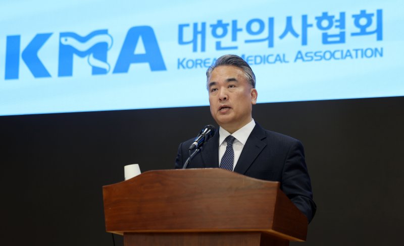 [서울=뉴시스] 김선웅 기자 = 김성근 대한의사협회 대변인이 14일 서울 용산구 대한의사협회에서 정례 브리핑을 하고 있다. 2025.03.14. mangusta@newsis.com