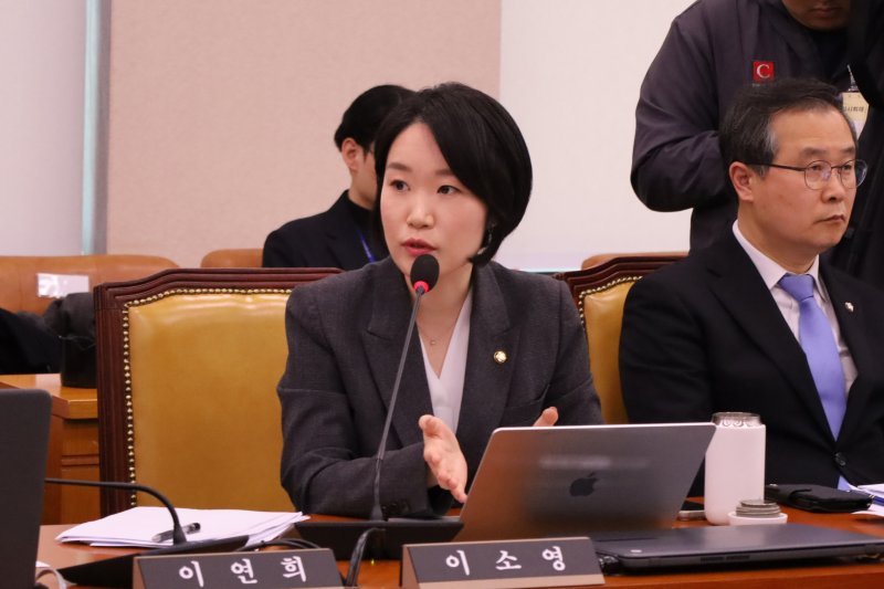 [의왕·과천=뉴시스] 이소영 의원이 피해주택 매입 요청 여부 관계없이 피해자에 공공임대주택 지원을 위한 법 개정(안)을 발의하고 있다. (사진=이소영 의원 사무실).2025.03.14. photo@newsis.com *재판매 및 DB 금지
