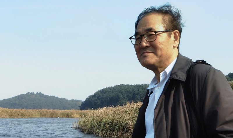 [전주=뉴시스] 전주국제영화제는 영화제 코리안시네마 섹션에서 미니 특별전인 '배창호 특별전: 대중성과 실험성 사이에서'를 개최한다고 14일 밝혔다. 사진은 이번 특별전에서 전 세계 최초로 선보이는 다큐멘터리 '배창호의 클로즈 업' 스틸컷에 등장한 배 감독 본인. (사진=전주국제영화제 제공) 2025.03.14. photo@newsis.com *재판매 및 DB 금지