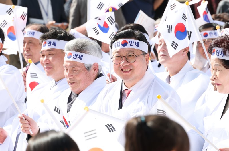 [대전=뉴시스]이장우 대전시장이 14일 인동장터 독립만세운동 재현행사에 참석해 독립만세를 외치고 있다. (사진=대전시 제공) 2025. 03. 14 photo@newsis.com *재판매 및 DB 금지