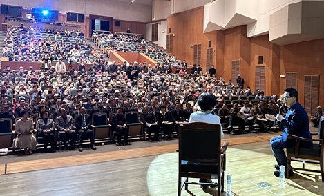 [해남=뉴시스] 더불어민주당 박지원 의원이 14일 지역구인 해남에서 열린 해남·완도·진도 지역위원회 당원 결의대회에 참석해 방송인 김미화씨와 정국 현안 미니토크쇼를 하고 있다. (사진=해남·완도·진도 지역위원회 제공) 2025.03.14. photo@newsis.com *재판매 및 DB 금지