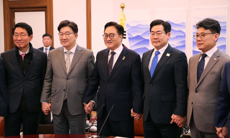 [서울=뉴시스] 고승민 기자 = 6일 서울 여의도 국회 의장실에서 추경과 연금개혁 등을 논의하기 위해 열린 '여야 협의회'에서 우원식 의장과 여야 원내지도부가 논의 전 기념촬영하고 있다.왼쪽부터 국민의힘 김상훈 정책위의장, 권성동 원내대표, 우 의장, 더불어민주당 박찬대 원내대표, 진성준 정책위의장. (공동취재) 2025.03.06. photo@newsis.com