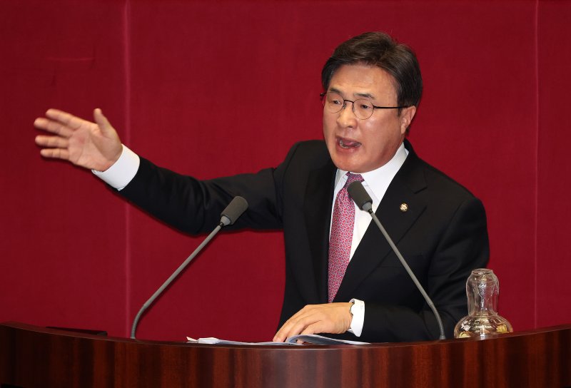 [서울=뉴시스] 조성우 기자 = 김대식 국민의힘 의원이 11일 오후 서울 여의도 국회에서 열린 제419회국회(임시회) 제1차 본회의 윤석열 대통령 위헌적 비상계엄 선포 내란행위 관련 긴급현안질문에서 발언하고 있다. 2024.12.11. xconfind@newsis.com