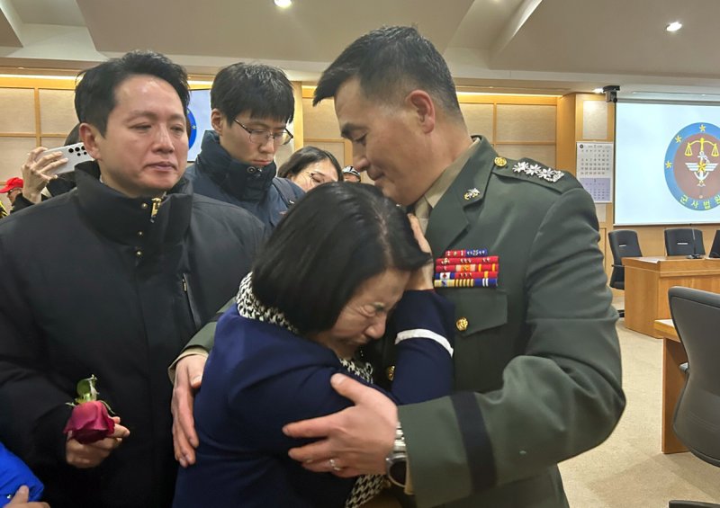 [서울=뉴시스] 이지민 수습기자 = '해병대 채 상병 순직 사건'과 관련해 항명 및 상관명예훼손 혐의로 기소된 박정훈 전 해병대 수사단장(대령)의 항소심 재판이 다음 달 시작된다. 사진은 박 대령이 지난 1월 서울 용산 중앙지역군사법원에서 열린 1심 선고공판에서 무죄를 선고 받은 뒤 모친 김봉순 여사로부터 축하를 받고 있는 모습. 2025.01.09. ezmin@newsis.com