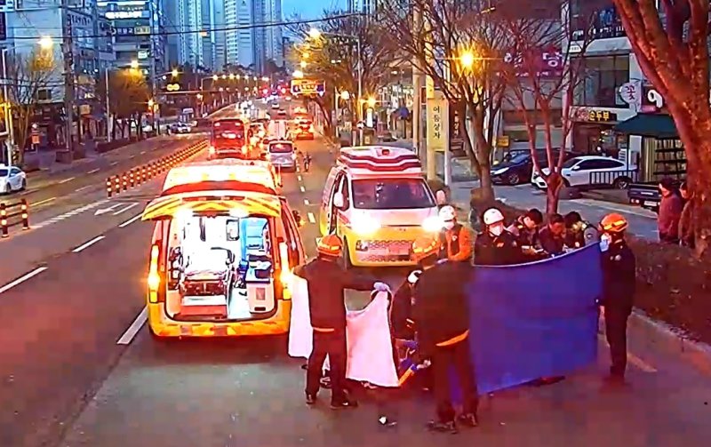 [전주=뉴시스] 14일 오전 6시19분께 전북 전주시 완산구 평화동의 한 도로에서 승합차량과 전기자전거가 부딪혔다. (사진=전북도소방본부) 2025.03.14. photo@newsis.com *재판매 및 DB 금지