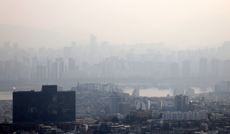 [서울=뉴시스] 김선웅 기자 = 서울 일부 지역 미세먼지 농도가 '나쁨' 상태를 보인 10일 오후 서울 남산공원에서 바라본 도심이 흐린 모습이다. 2023.12.10. mangusta@newsis.com