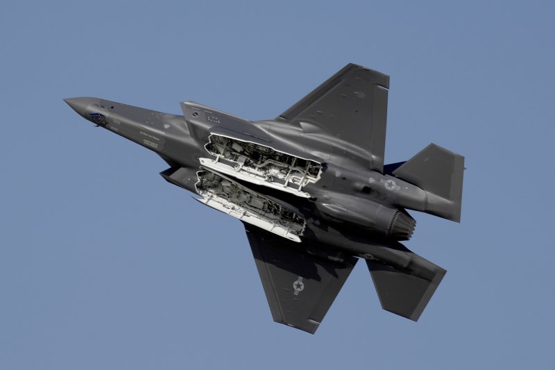 [두바이=AP/뉴시스] 포르투갈이 F-16 전투기를 최신예 F-35 전투기로 교체하려는 계획을 포기했다. 사진은 2023년 11월 23일 아랍에미리트에서 열린 두바이 에어쇼에서 F-35 전투기가 비행하는 모습 .2025.03.14.