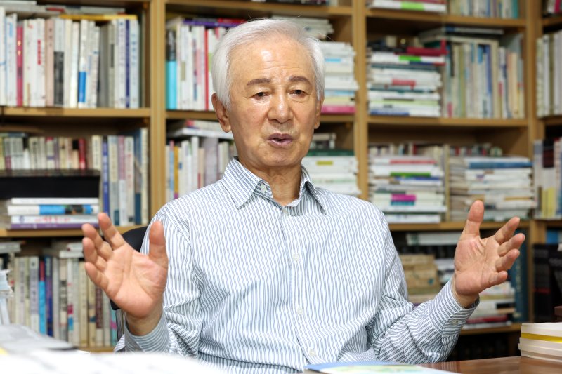 [서울=뉴시스] 박진희 기자 = 에세이 '겪어보면 안다' 저자인 소설가 김홍신이 지난 23일 서울 서초구 자택에서 인터뷰를 하고 있다. 2024.07.27. pak7130@newsis.com