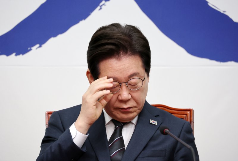 [서울=뉴시스] 조성우 기자 = 이재명 더불어민주당 대표가 12일 오전 서울 여의도 국회에서 열린 최고위원회의에서 휴대전화를 보고 있다. 2025.03.12. xconfind@newsis.com