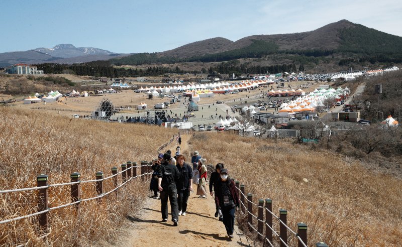 [제주=뉴시스] 우장호 기자 = 제주들불축제가 열린 14일 제주시 애월읍 봉성리 새별오름에 도민과 관광객들의 발걸음이 이어지고 있다. 2025.03.14. woo1223@newsis.com