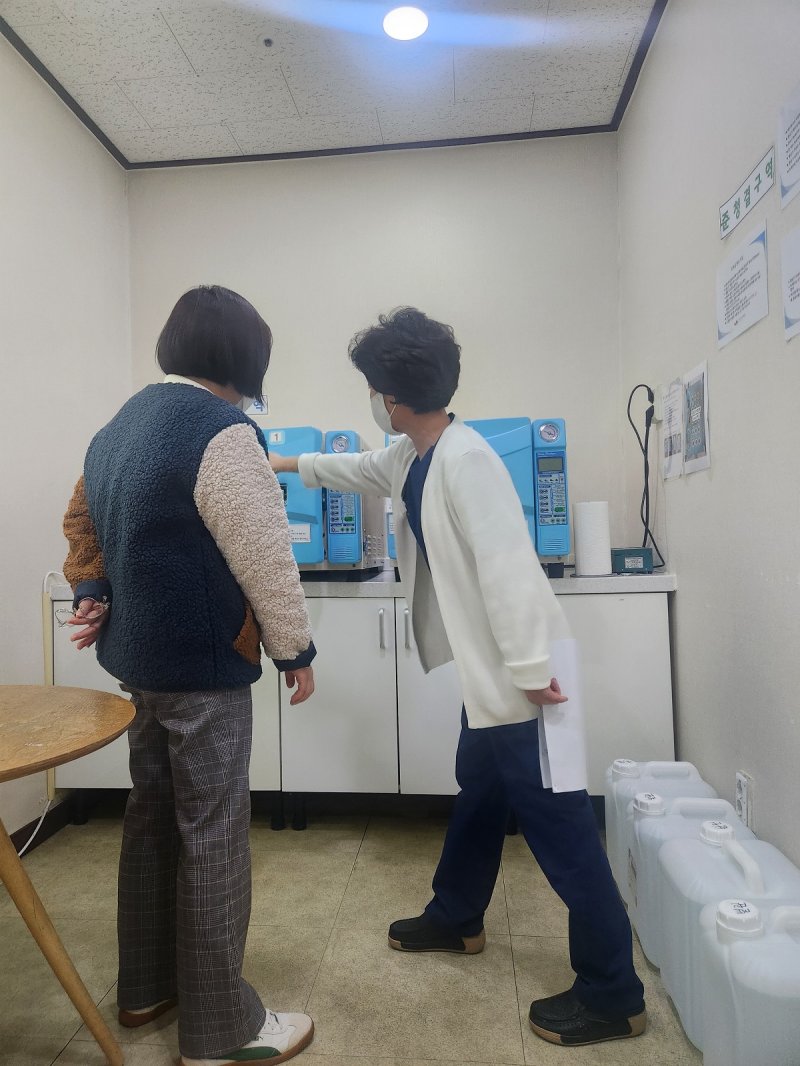 [안양=뉴시스] 안양시 만안구 보건소가 병원 내 감염을 막기 위해 관내 요양병원을 방문해 감염관리실과 소독기 상태 등을 집중적으로 점검하고 있다. (사진=안양시 제공). 2025.03.14 photo@newsis.com