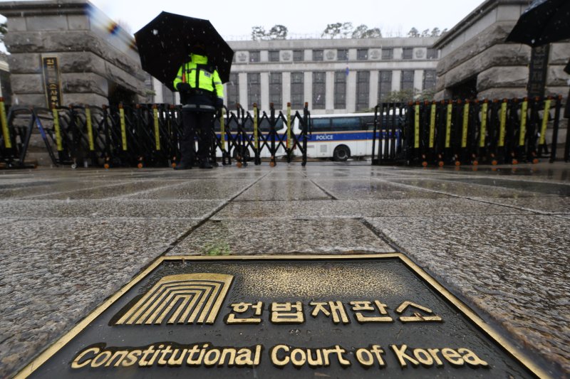 [서울=뉴시스] 황준선 기자 = 4일 서울 종로구 헌법재판소에서 경찰이 출입을 통제하고 있다.헌법재판소 재판관들은 이날부터 윤석열 대통령의 탄핵심판 사건 결론을 내리기 위한 평의를 매일 진행한다. 또한 지난달 19일 변론을 종결한 한덕수 국무총리 탄핵심판에 대한 결론을 이번 주 중 낼 것으로 전망된다. 2025.03.04. hwang@newsis.com