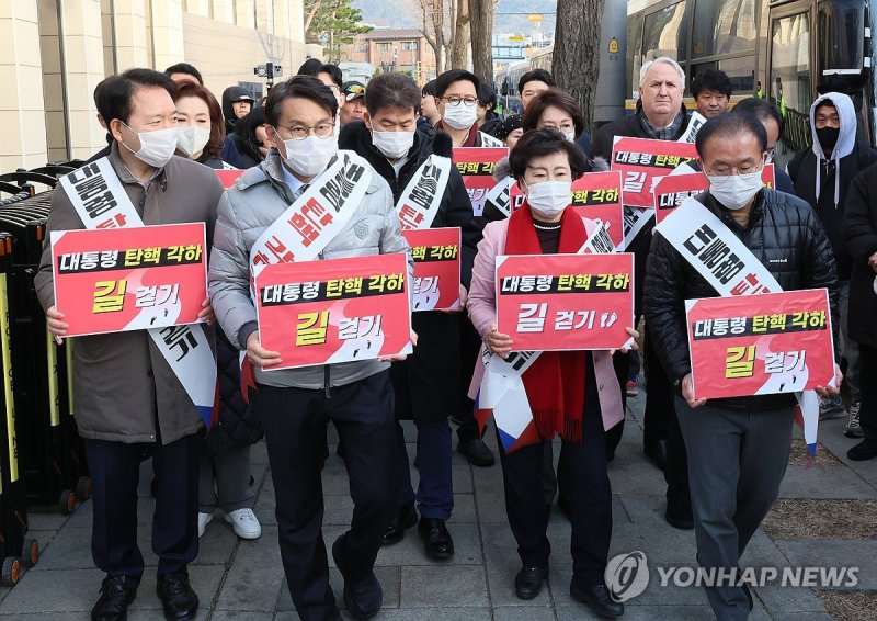 탄핵 각하를 위해 걷는 국민의힘 기독인회 의원들과 전한길 강사 (출처=연합뉴스)