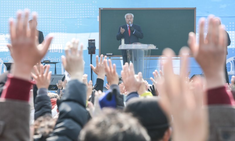 [서울=뉴시스] 정병혁 기자 = 탄핵 반대 측도 대규모 집회를 연다. 사진은 전광훈 사랑제일교회 목사가 지난 9일 서울 용산구 한남동 대통령 관저 인근에서 열린 사랑제일교회 전국 주일예배에서 설교를 하고 있는 모습. 2025.03.09. jhope@newsis.com
