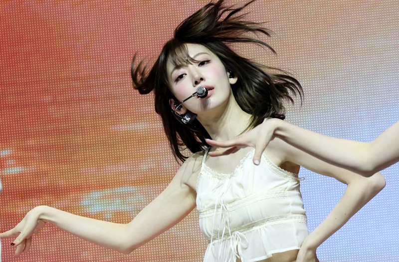 그룹 르세라핌의 사쿠라가 14일 오전 서울 광진구 광장동 예스24 라이브홀에서 가진 다섯 번째 미니앨범 'HOT' 발매 기념 쇼케이스에서 멋진 무대를 선보이고 있다. ⓒ News1 권현진 기자