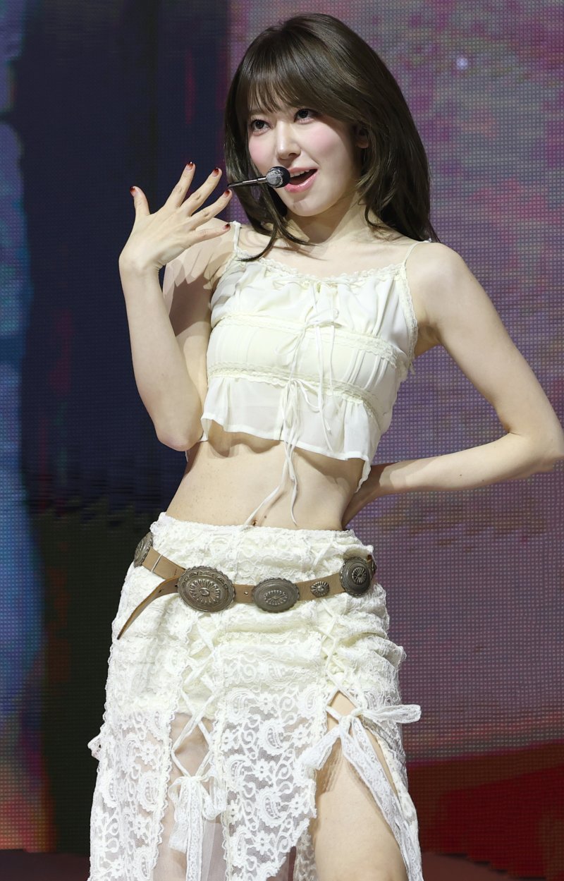 그룹 르세라핌의 사쿠라가 14일 오전 서울 광진구 광장동 예스24 라이브홀에서 가진 다섯 번째 미니앨범 'HOT' 발매 기념 쇼케이스에서 화려한 무대를 선보이고 있다. ⓒ News1 권현진 기자