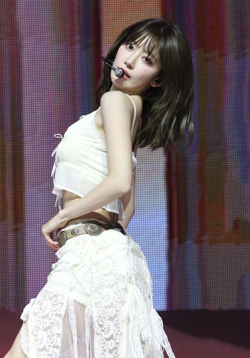 그룹 르세라핌의 사쿠라가 14일 오전 서울 광진구 광장동 예스24 라이브홀에서 가진 다섯 번째 미니앨범 'HOT' 발매 기념 쇼케이스에서 타이틀 곡 '핫'을 선보이고 있다. ⓒ News1 권현진 기자