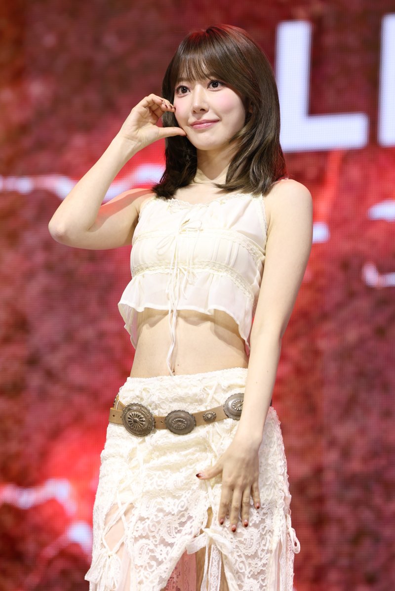 그룹 르세라핌의 사쿠라가 14일 오전 서울 광진구 광장동 예스24 라이브홀에서 가진 다섯 번째 미니앨범 'HOT' 발매 기념 쇼케이스에서 볼 하트 포즈를 취하고 있다. ⓒ News1 권현진 기자