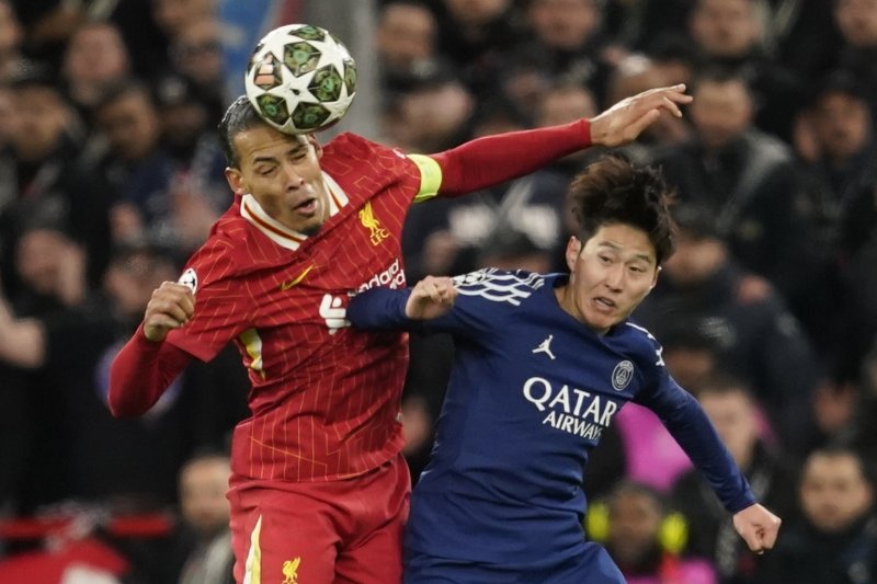 [리버풀=AP/뉴시스] 파리 생제르맹(PSG·프랑스)의 이강인(오른쪽)이 11일(현지 시간) 영국 리버풀 안필드에서 열린 2024-25 유럽축구연맹(UEFA) 챔피언스리그(UCL) 16강 2차전 리버풀(영국)과 경기 중 공을 다투고 있다. 이강인은 연장 전반전에 교체 출전했고 PSG는 1,2차전 합계 1-1 무승부 후 승부차기 끝에 4-1로 승리하며 8강에 올랐다. 2025.03.12.