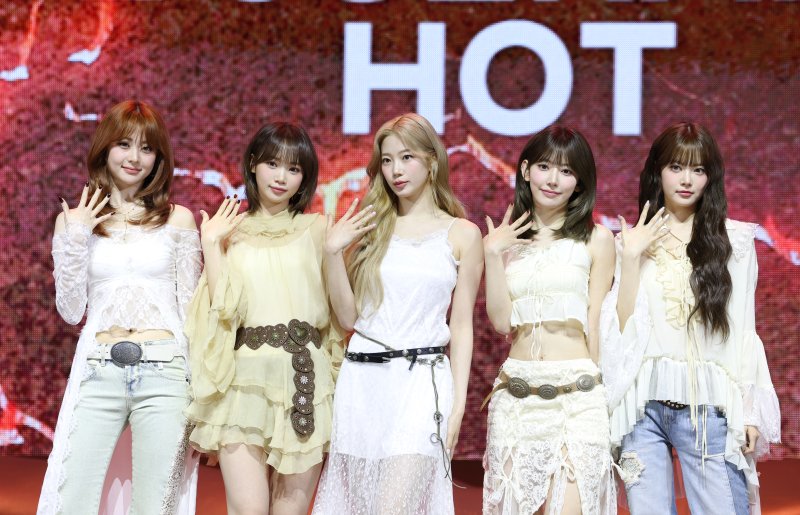 그룹 르세라핌의 허윤진(왼쪽부터)과 김채원, 카즈하, 사쿠라, 홍은채가 14일 오전 서울 광진구 광장동 예스24 라이브홀에서 가진 다섯 번째 미니앨범 'HOT' 발매 기념 쇼케이스에서 포즈를 취하고 있다. ⓒ News1 권현진 기자