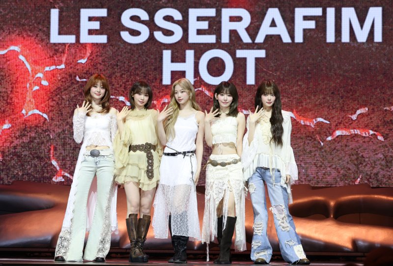 그룹 르세라핌의 허윤진(왼쪽부터)과 김채원, 카즈하, 사쿠라, 홍은채가 14일 오전 서울 광진구 광장동 예스24 라이브홀에서 가진 다섯 번째 미니앨범 'HOT' 발매 기념 쇼케이스에서 포즈를 취하고 있다. ⓒ News1 권현진 기자