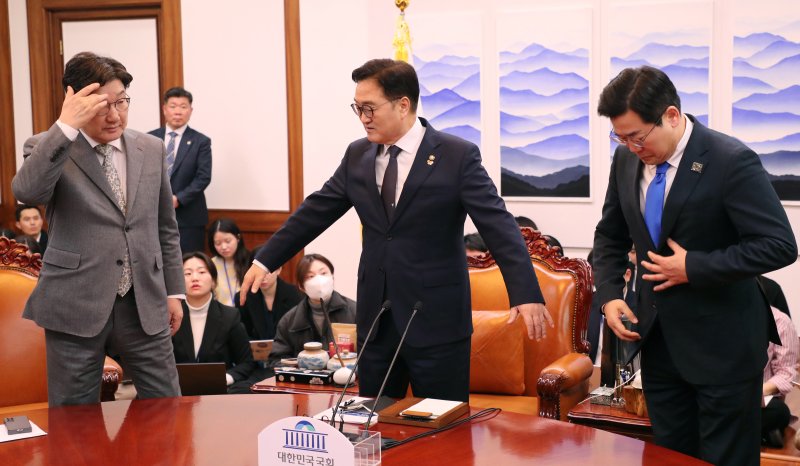 우원식 국회의장(가운데)과 권성동 국민의힘 원내대표(왼쪽), 박찬대 더불어민주당 원내대표가 6일 오후 서울 여의도 국회에서 열린 여야 국정협의회에 참석하고 있다. (공동취재) 2025.3.6/뉴스1 ⓒ News1 안은나 기자