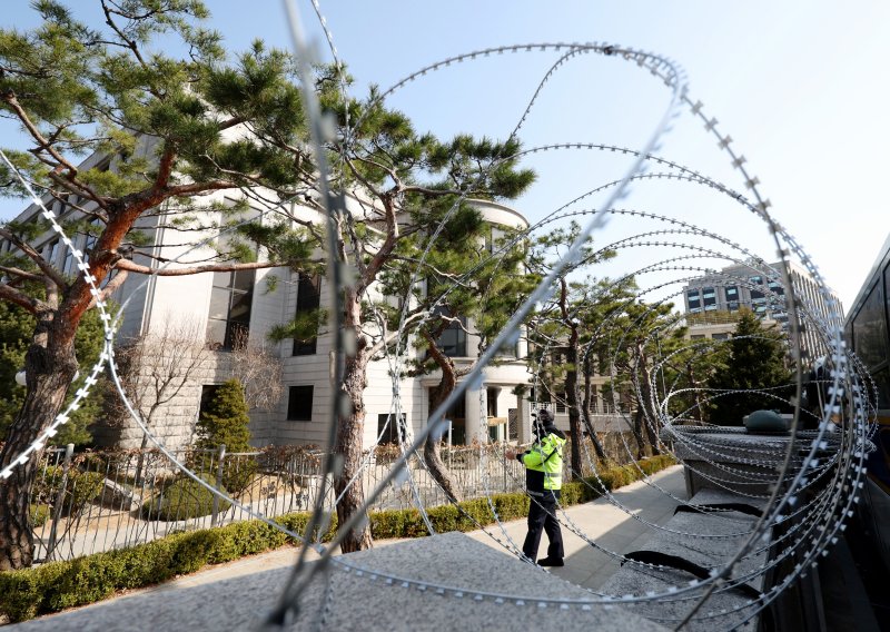 [서울=뉴시스] 김진아 기자 = 윤석열 대통령 탄핵 심판 선고를 앞둔 14일 서울 종로구 헌법재판소 담벼락에 철조망이 설치돼 있다. 2025.03.14. bluesoda@newsis.com