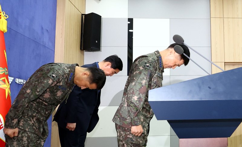 [서울=뉴시스] 박주성 기자 = 이영수 공군참모총장이 10일 오전 서울 용산 국방부 브리핑룸에서 KF-16 오폭 사고와 관련해 고개 숙여 사과하고 있다. 2025.03.10. park7691@newsis.com