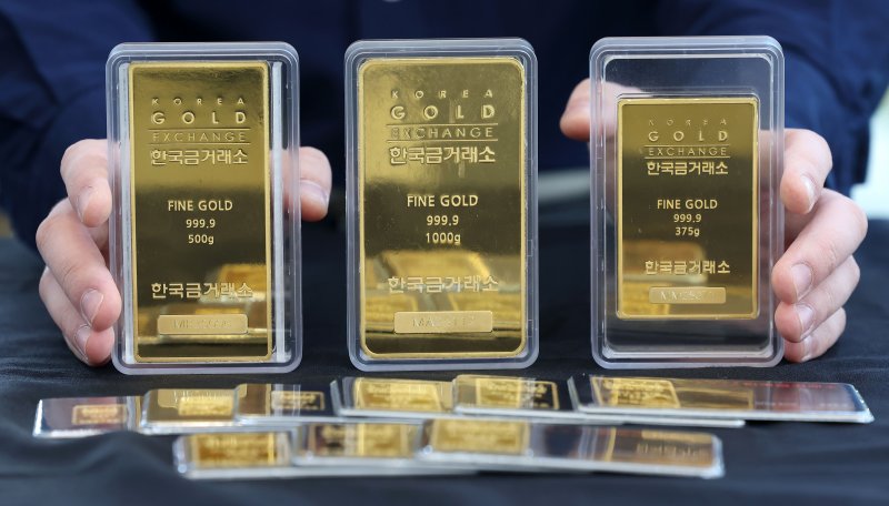 [서울=뉴시스] 홍효식 기자 = 국제 금값이 온스 당 3000달러를 돌파하며 사상 최고치를 경신한 14일 서울 종로구 금거래소 종로본점에서 직원이 골드바를 정리하고 있다.대내외 불확실성이 커진 상황에서 안전 자산을 찾는 투자자들이 급증한 결과로 풀이된다. 2025.03.14. yesphoto@newsis.com