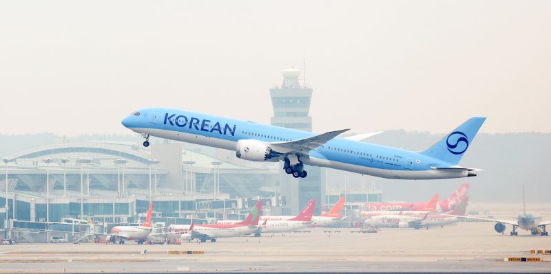 [인천공항=뉴시스] 김선웅 기자 = 대한항공 새 CI 적용 항공기 KE703이 12일 인천국제공항에서 이륙을 준비하고 있다. 아시아나항공과의 통합 출범에 나서는 대한항공은 한국을 대표하는 통합 항공사임을 강조하기 위해 고유의 태극마크를 현대적 이미지로 구현한 CI(Corporate Identity)를 41년 만에 교체했다. 2025.03.12. mangusta@newsis.com