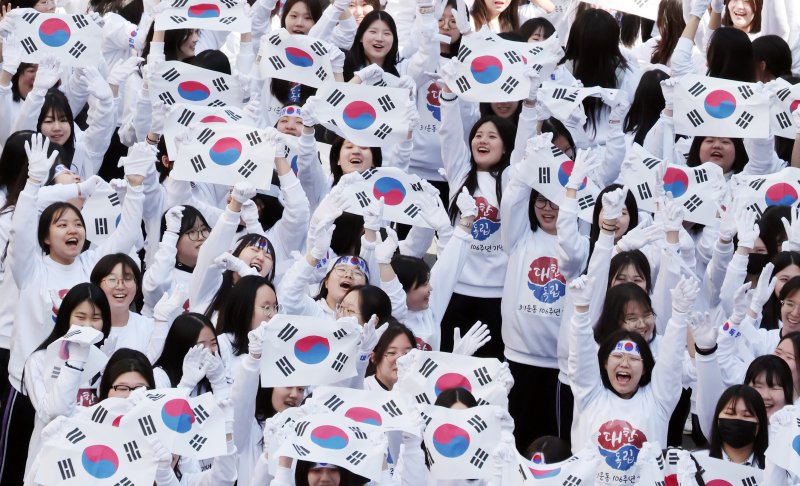 [부산=뉴시스] 하경민 기자 = 부산진일신여학교 독립만세운동 재현행사가 열린 11일 부산 동구청 일대에 참가한 학생들이 대한독립만세를 외치며 거리행진을 펼치고 있다. 1919년 3월11일 오후 9시 일신여학교 교사와 학생 등이 만세운동을 펼쳤고, 이는 부산지역에서 일어난 3·1만세운동의 효시가 된 것으로 알려졌다. 2025.03.11. yulnetphoto@newsis.com