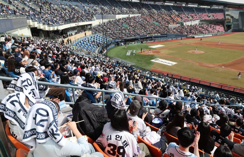 [서울=뉴시스] 김금보 기자 = 13일 오후 서울 송파구 잠실야구장에서 열린 2025 프로야구 두산 베어스와 KIA 타이거즈의 시범경기를 찾은 관중들이 경기를 즐기고 있다. 2025.03.13. kgb@newsis.com