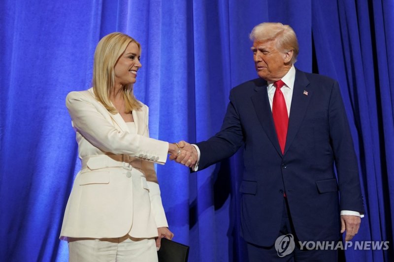 본디 법무장관과 악수하는 트럼프 대통령 (출처=연합뉴스)