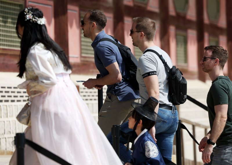 [서울=뉴시스] 홍효식 기자 = 서울 낮 최고기온이 18도까지 오르며 완연한 봄 날씨를 보인 14일 서울 종로구 경복궁을 찾은 외국인 관광객들이 반팔 티셔츠를 입고 관람하고 있다. 2025.03.14. yesphoto@newsis.com