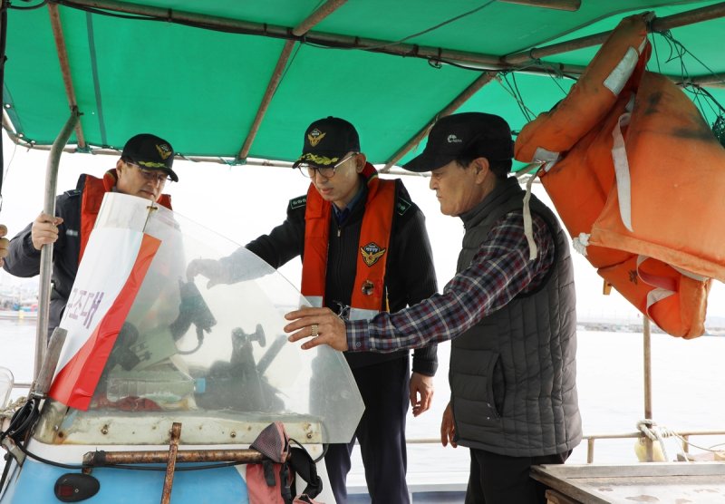 현장 점검하는 김영철 창원해양경찰서장(가운데) (출처=연합뉴스)