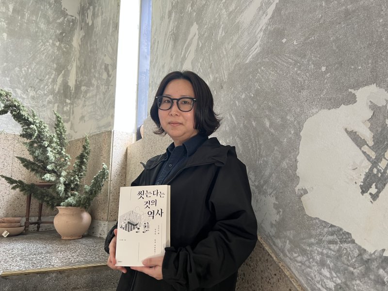 [서울=뉴시스] 조수원 기자 = 지난 13일 서울 동작구의 한 카페에서 만난 이인혜 전 국립민속박물관 학예연구사. 2025.03.15. tide1@newsis.com *재판매 및 DB 금지