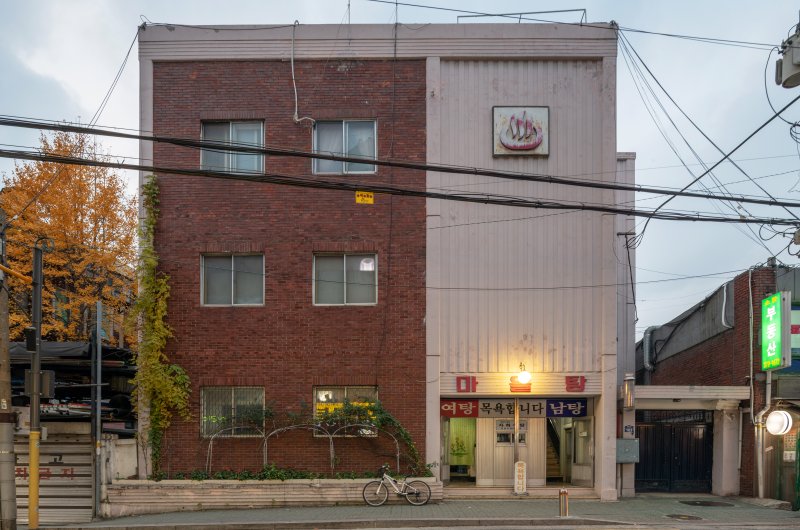 [서울=뉴시스] 1971년 문을 연 서울 홍제동 '마을탕'은 코로나 시기인 2021년 12월 폐업했다.(사진=이인혜 제공) 2025.03.15. photo@newsis.com *재판매 및 DB 금지