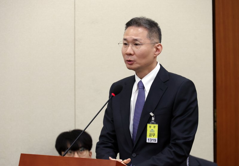 [서울=뉴시스] 고승민 기자 = 김경훈 구글코리아 대표가 28일 서울 여의도 국회에서 열린 기획재정위원회의 기획재정부, 국세청 등에 대한 종합감사에서 의원 질의에 답하고 있다. 2024.10.28. kkssmm99@newsis.com