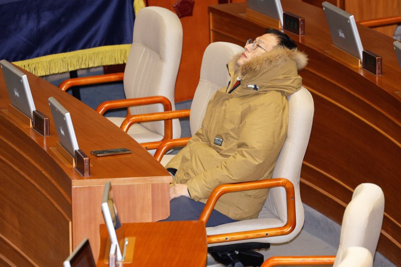 김상욱 국민의힘 의원이 2024년 12월 14일 오후 서울 여의도 국회 본회의장에서 윤석열 대통령 탄핵소추안이 가결된 뒤 생각에 잠겨 있다. 2024.12.14/뉴스1 ⓒ News1 안은나 기자