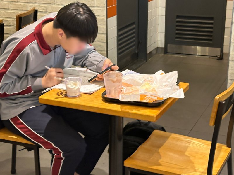 14일 오후 울산 옥동 학원가 인근에 위치한 패스트푸드점에서 한 학생이 공부를 하고 있다.2025.3.14/뉴스1 ⓒNews1 김지혜 기자