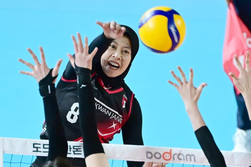 스파이크하는 정관장의 메가 (출처=연합뉴스)