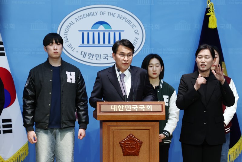 윤상현 국민의힘 의원과 윤석열 대통령 탄핵을 반대하는 대학생들이 10일 오후 서울 여의도 국회 소통관에서 한국대학생진보연합의 탄핵 찬성 활동을 규탄하는 기자회견을 하고 있다. 2025.3.10/뉴스1 ⓒ News1 김민지 기자